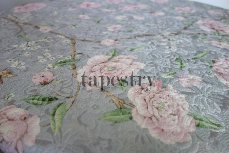 Obrus żakardowy tłoczony Ø140 cm różowe kwiaty na szarym tle